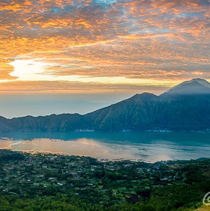 Lever du soleil vue du Mt Batur – vue sur le Mt Agung Lever du soleil vue du Mt Batur - vue sur le Mt Agung