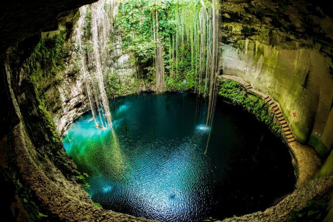Cenote Ik Kil Chichen Itza. Mexique décembre 2014